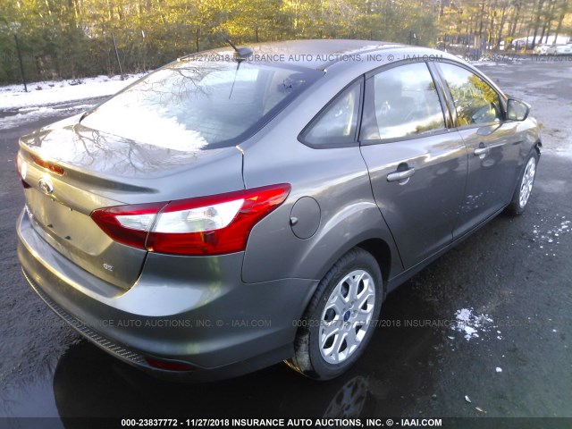 1FAHP3F2XCL240805 - 2012 FORD FOCUS SE GRAY photo 4