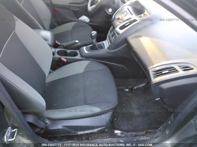 1FAHP3F2XCL240805 - 2012 FORD FOCUS SE GRAY photo 5