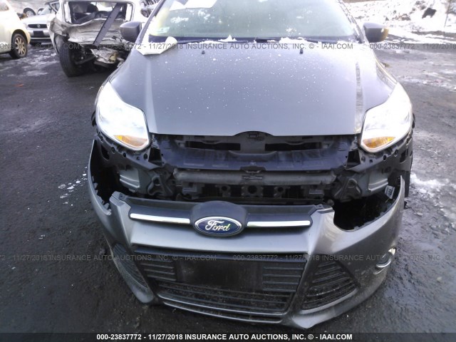 1FAHP3F2XCL240805 - 2012 FORD FOCUS SE GRAY photo 6