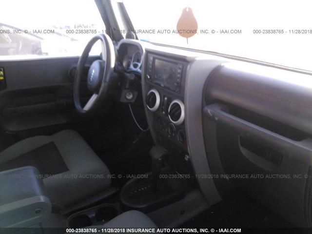 1J4HB5H14AL165678 - 2010 JEEP WRANGLER UNLIMITE SAHARA BLACK photo 5