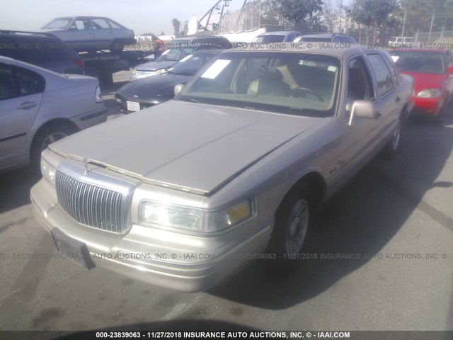 1LNLM81W8VY670452 - 1997 LINCOLN TOWN CAR EXECUTIVE BEIGE photo 2