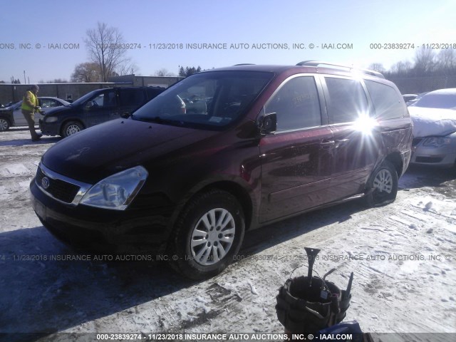 KNDMG4C76C6415726 - 2012 KIA SEDONA LX RED photo 2