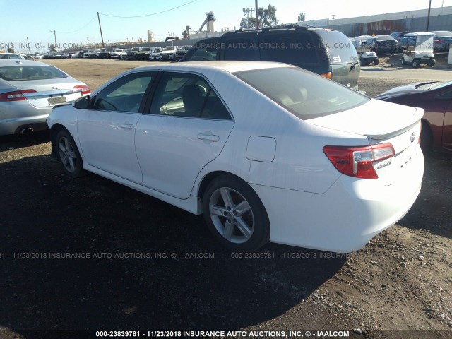 4T1BF1FKXCU200995 - 2012 TOYOTA CAMRY SE/LE/XLE WHITE photo 3