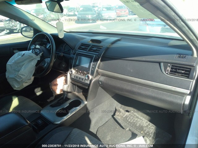 4T1BF1FKXCU200995 - 2012 TOYOTA CAMRY SE/LE/XLE WHITE photo 5