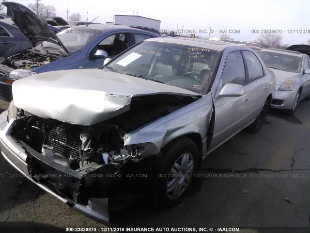 4T1BF22K0YU097055 - 2000 TOYOTA CAMRY LE/XLE SILVER photo 2