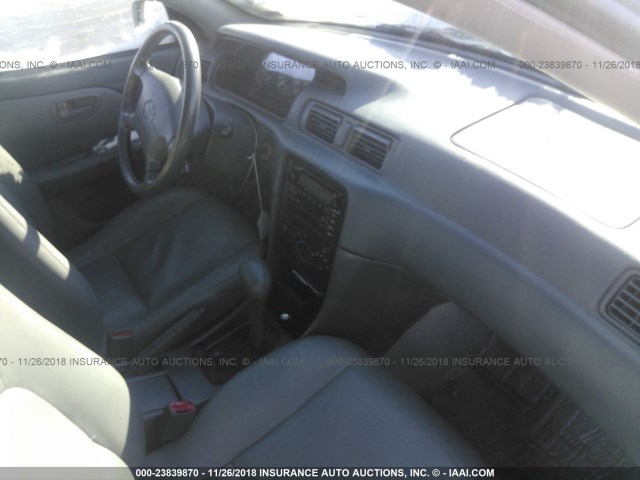 4T1BF22K0YU097055 - 2000 TOYOTA CAMRY LE/XLE SILVER photo 5