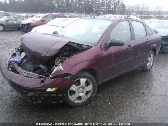 1FAHP34N46W204074 - 2006 FORD FOCUS ZX4 RED photo 2