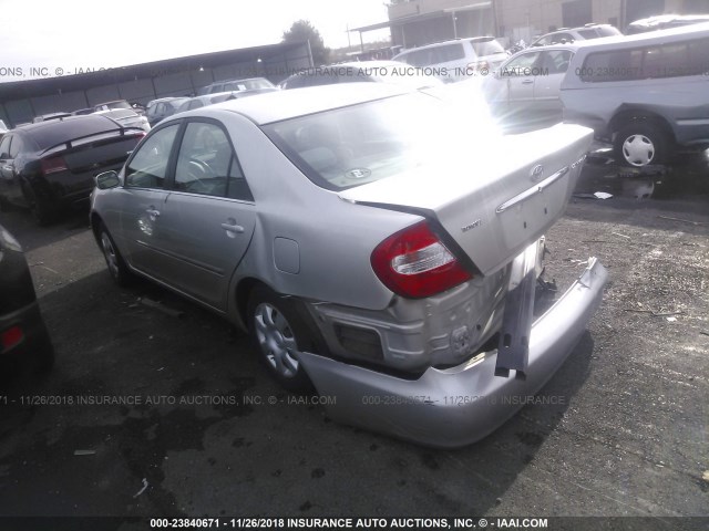 JTDBE32K520018507 - 2002 TOYOTA CAMRY LE/XLE/SE SILVER photo 3