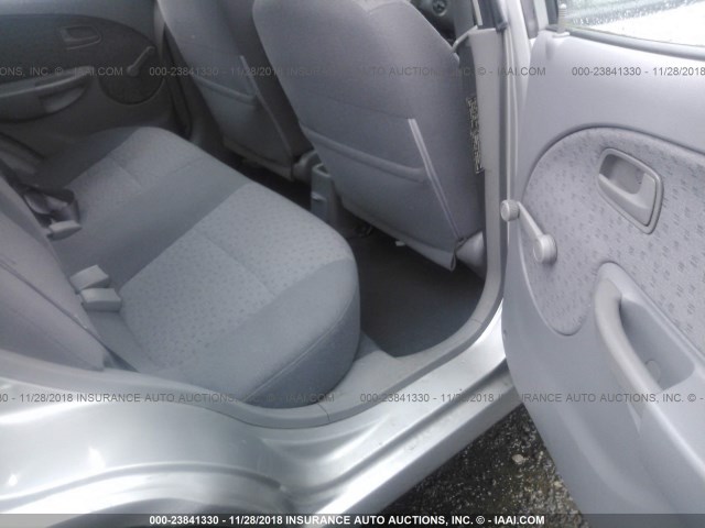 KNADC125746292396 - 2004 KIA RIO SILVER photo 8