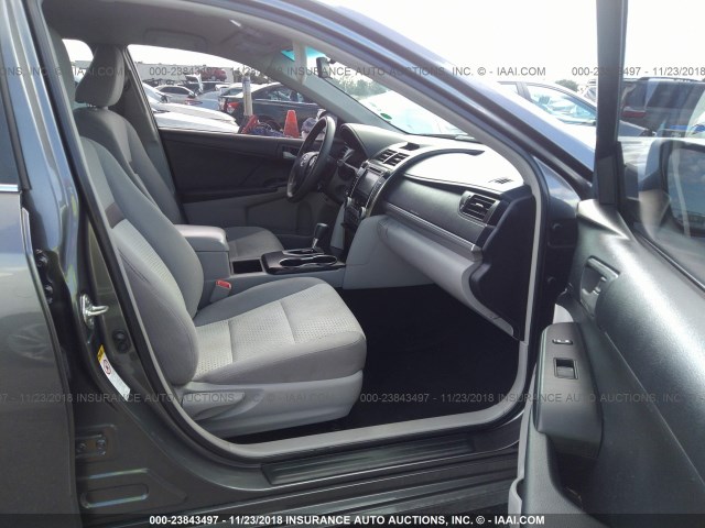 4T1BF1FK1EU797201 - 2014 TOYOTA CAMRY L/SE/LE/XLE 灰色 照片 5