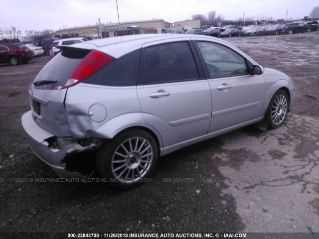 3FAHP37593R157439 - 2003 FORD FOCUS ZX5 SILVER photo 4