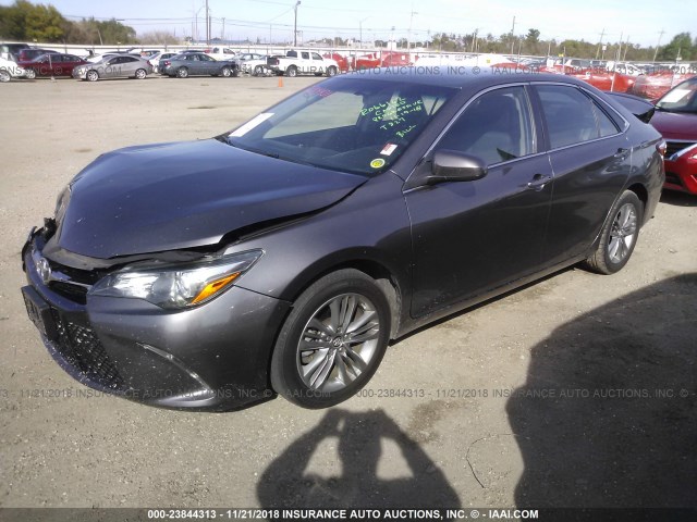 4T1BF1FK1FU035407 - 2015 TOYOTA CAMRY LE/XLE/SE/XSE GRAY photo 2