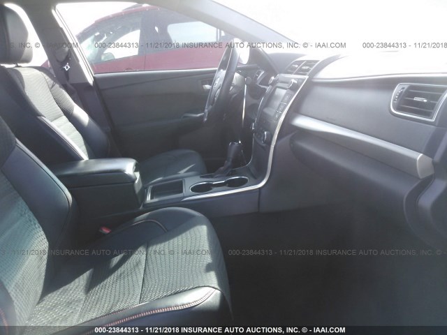 4T1BF1FK1FU035407 - 2015 TOYOTA CAMRY LE/XLE/SE/XSE GRAY photo 5