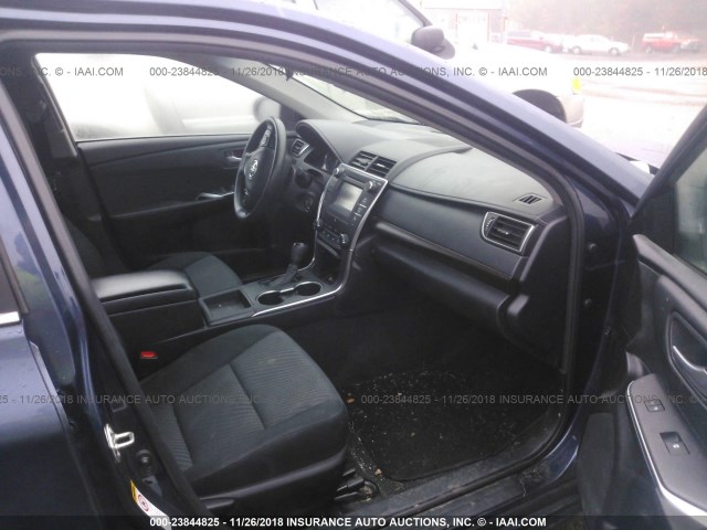 4T4BF1FK7GR550306 - 2016 TOYOTA CAMRY LE/XLE/SE/XSE BLUE photo 5