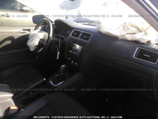 3VWDX7AJXBM343747 - 2011 VOLKSWAGEN JETTA SE შავი ფოტო 5