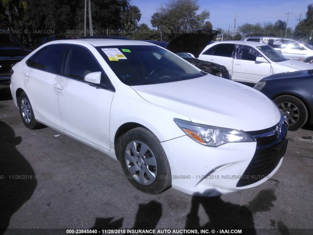 4T4BF1FKXFR466706 - 2015 TOYOTA CAMRY LE/XLE/SE/XSE WHITE photo 1