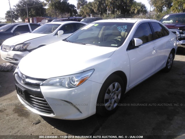 4T4BF1FKXFR466706 - 2015 TOYOTA CAMRY LE/XLE/SE/XSE WHITE photo 2