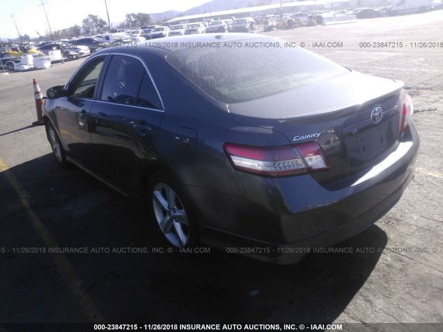 4T1BK3EK1AU110012 - 2010 TOYOTA CAMRY SE/LE/XLE GRAY photo 3