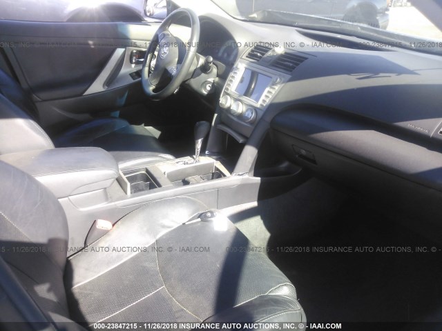 4T1BK3EK1AU110012 - 2010 TOYOTA CAMRY SE/LE/XLE GRAY photo 5