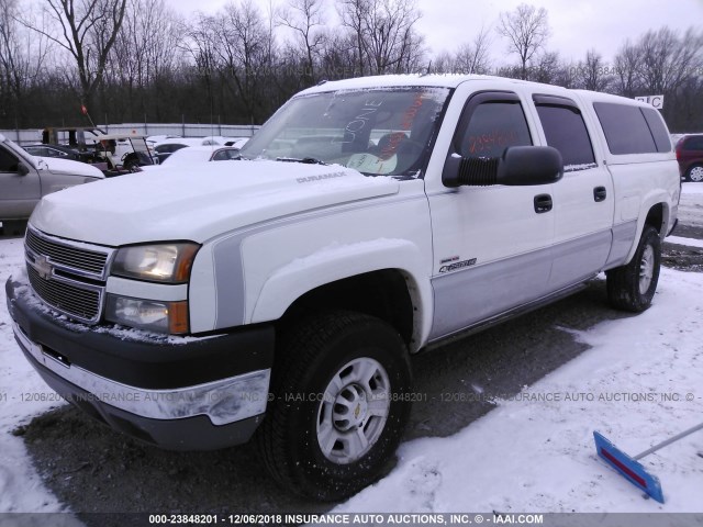 1GCHK23275F902221 - 2005 CHEVROLET SILVERADO K2500 HEAVY DUTY WHITE photo 2