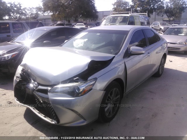 4T1BF1FK2GU216971 - 2016 TOYOTA CAMRY LE/XLE/SE/XSE SILVER photo 2
