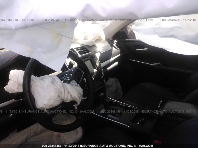 4T1BF1FK2GU216971 - 2016 TOYOTA CAMRY LE/XLE/SE/XSE SILVER photo 5