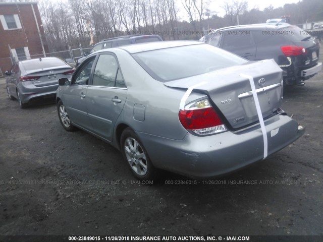 4T1BF30K45U620078 - 2005 TOYOTA CAMRY LE/XLE/SE SILVER photo 3