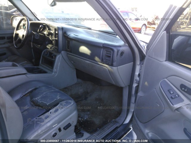 1GNEK13T64R122558 - 2004 CHEVROLET TAHOE K1500 SILVER photo 5