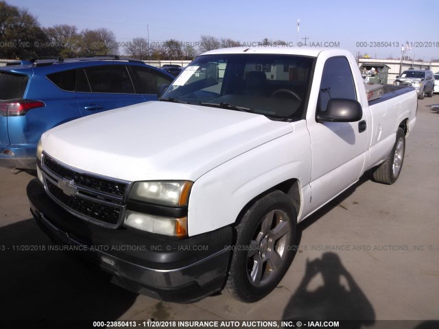 3GCEC14V56G139845 - 2006 CHEVROLET SILVERADO C1500 WHITE photo 2