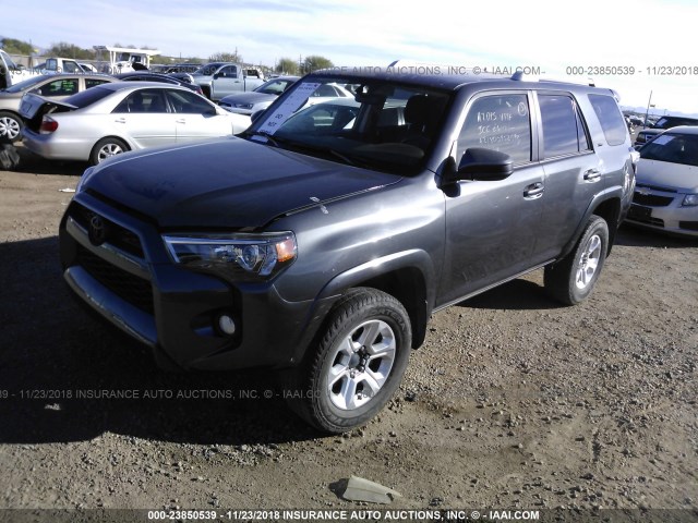 JTEBU5JR5J5523005 - 2018 TOYOTA 4RUNNER SR5 PREM/LTDL/TRAIL/TRD GRAY photo 2