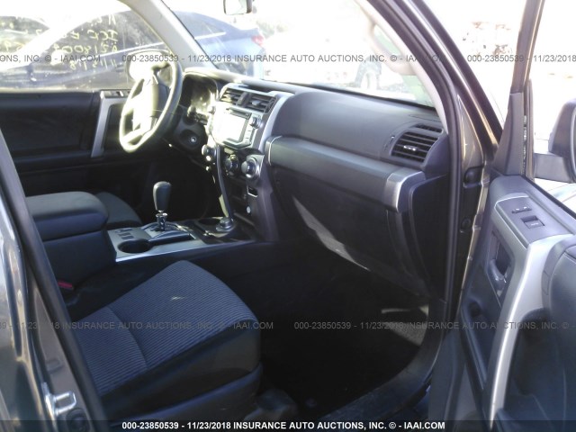 JTEBU5JR5J5523005 - 2018 TOYOTA 4RUNNER SR5 PREM/LTDL/TRAIL/TRD GRAY photo 5