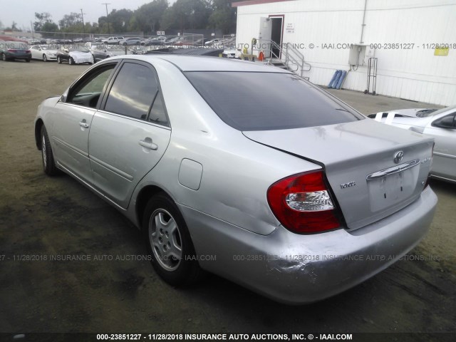 4T1BF32K72U031339 - 2002 TOYOTA CAMRY LE/XLE/SE SILVER photo 3