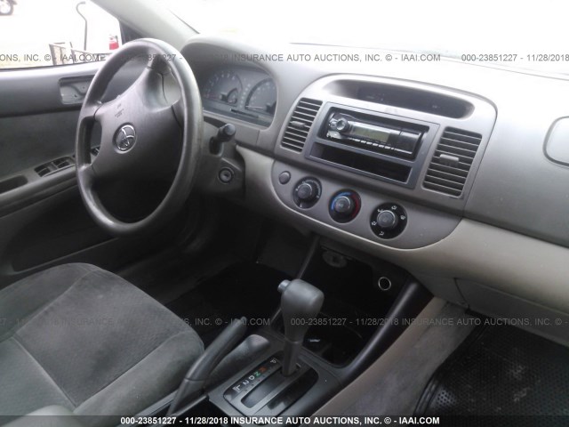 4T1BF32K72U031339 - 2002 TOYOTA CAMRY LE/XLE/SE SILVER photo 5