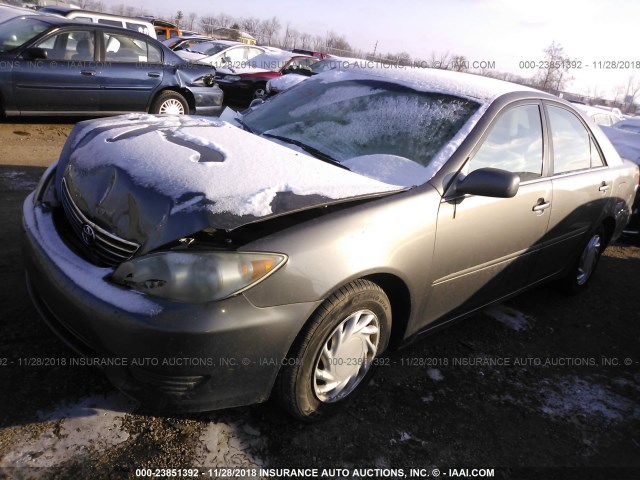 4T1BE32K65U970439 - 2005 TOYOTA CAMRY LE/XLE/SE GRAY photo 2