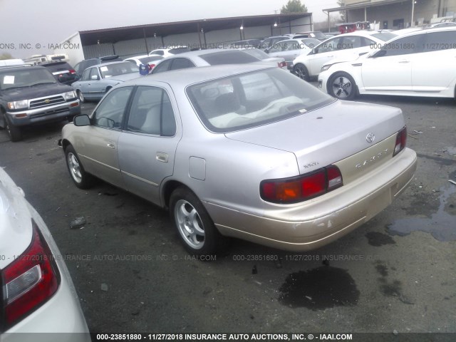 JT2BG12K5T0389336 - 1996 TOYOTA CAMRY DX/LE/XLE SILVER photo 3