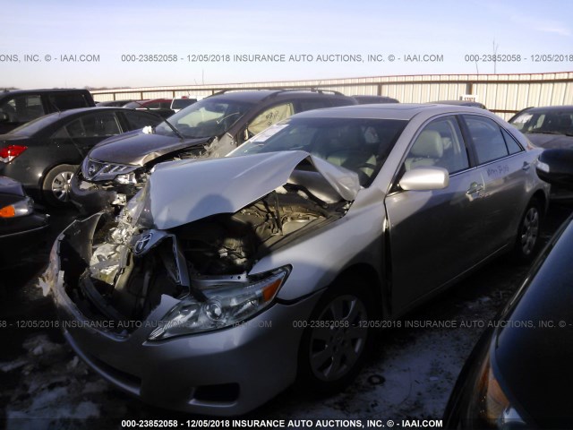 4T4BF3EK2AR057301 - 2010 TOYOTA CAMRY SE/LE/XLE GRAY photo 2