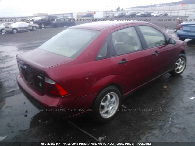 1FAFP34N05W318627 - 2005 FORD FOCUS ZX4 RED photo 4