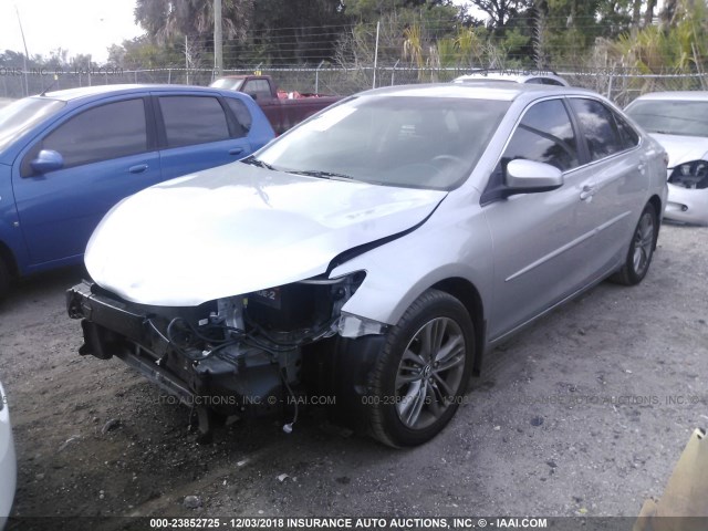4T1BF1FK2FU947558 - 2015 TOYOTA CAMRY LE/XLE/SE/XSE SILVER photo 2