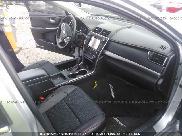 4T1BF1FK2FU947558 - 2015 TOYOTA CAMRY LE/XLE/SE/XSE SILVER photo 5