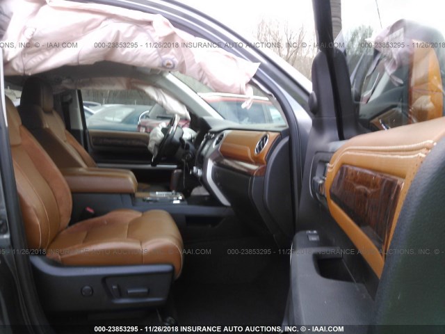 5TFAY5F15GX537460 - 2016 TOYOTA TUNDRA CREWMAX 1794/PLATINUM 灰色 照片 5