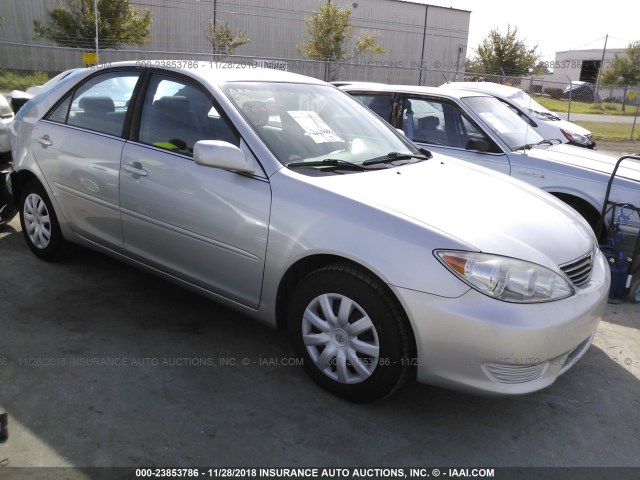 4T1BE32K05U513531 - 2005 TOYOTA CAMRY LE/XLE/SE SILVER photo 1