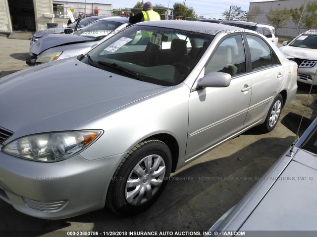 4T1BE32K05U513531 - 2005 TOYOTA CAMRY LE/XLE/SE SILVER photo 2