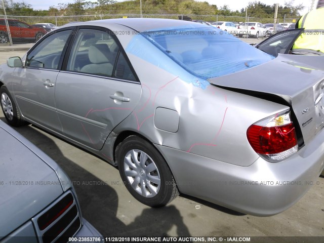 4T1BE32K05U513531 - 2005 TOYOTA CAMRY LE/XLE/SE SILVER photo 3