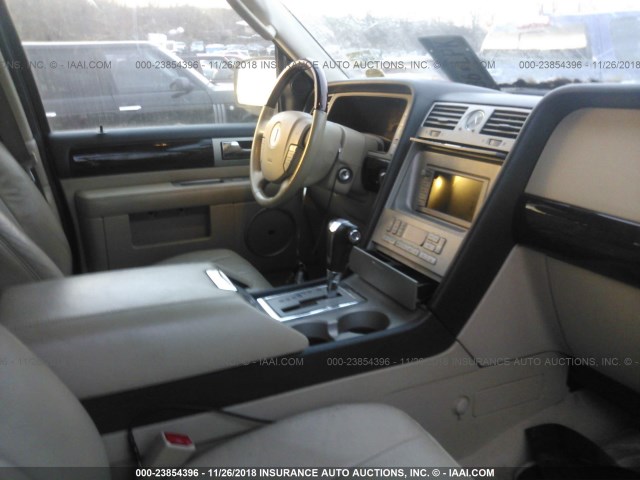 5LMFU28545LJ19825 - 2005 LINCOLN NAVIGATOR Қара фото 5