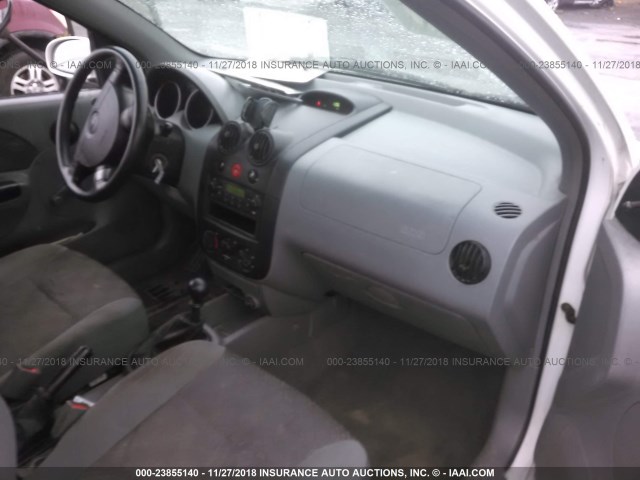 KL1TD52615B367606 - 2005 CHEVROLET AVEO LS WHITE photo 5