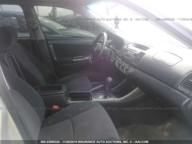 4T1BE32K94U938678 - 2004 TOYOTA CAMRY LE/XLE/SE SILVER photo 5