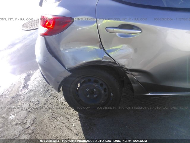 JM1DE1KY1D0170935 - 2013 MAZDA MAZDA2 GRAY photo 6