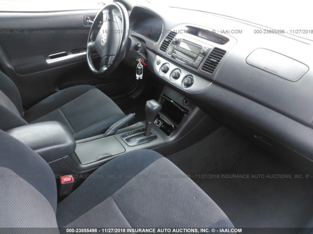 4T1BE32K35U537242 - 2005 TOYOTA CAMRY LE/XLE/SE WHITE photo 5
