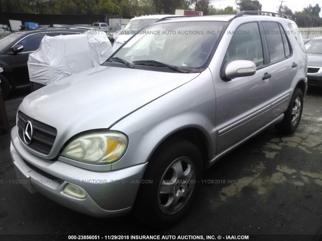 4JGAB54E82A345769 - 2002 MERCEDES-BENZ ML 320 SILVER photo 2