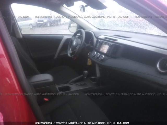 2T3ZFREV3HW394101 - 2017 TOYOTA RAV4 LE წითელი ფოტო 5